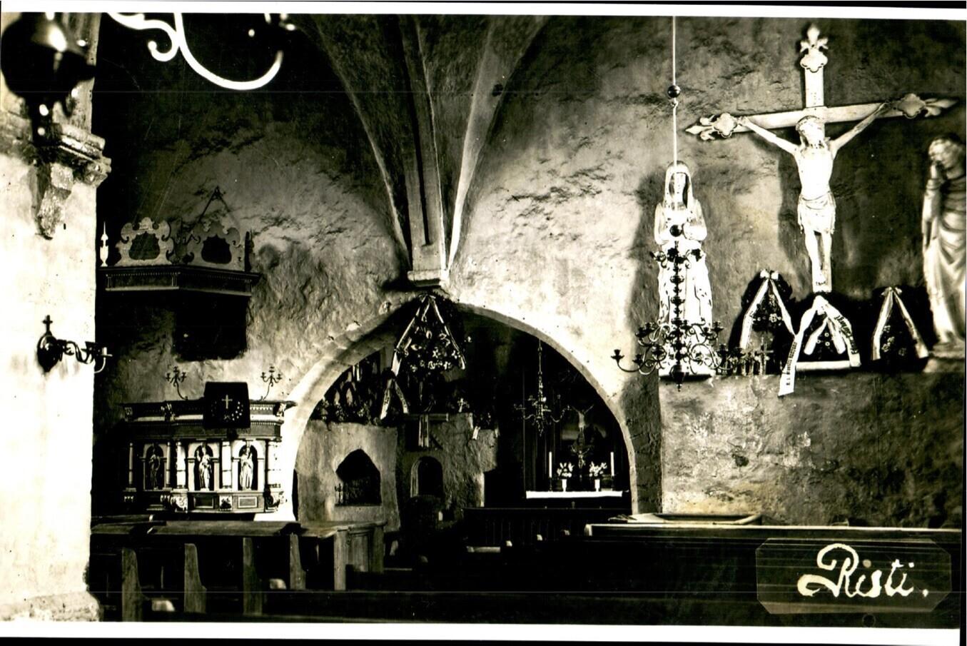 Risti kiriku interjöör 1928. aastast pärineval postkaardil.