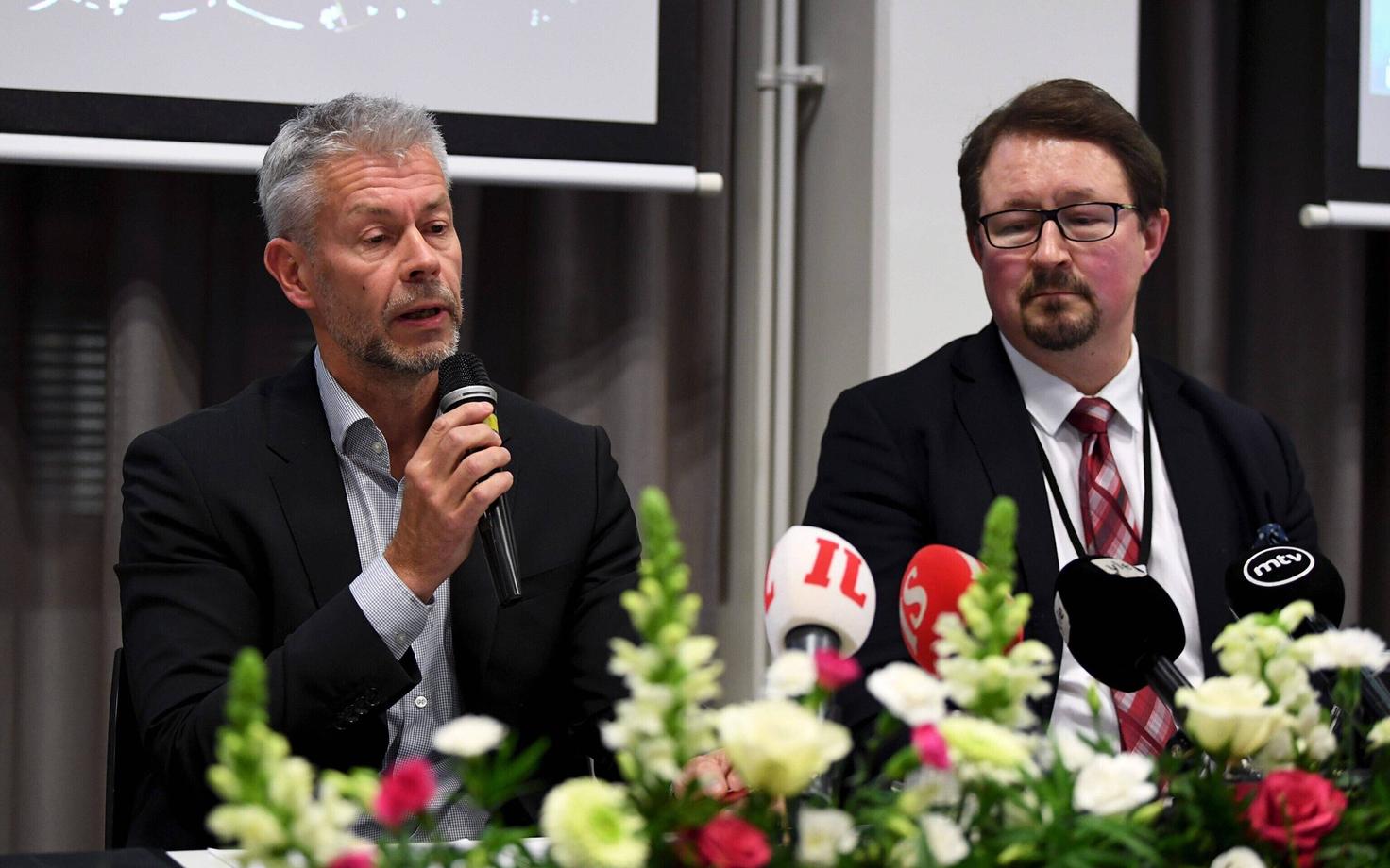 Soome terviseameti peaarst Taneli Puumalainen (vasakul) ja direktor Mika Salminen.