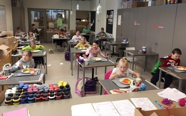 Helsingi Latokartano põhikooli eesti lapsed söövad lõunat klassiruumis