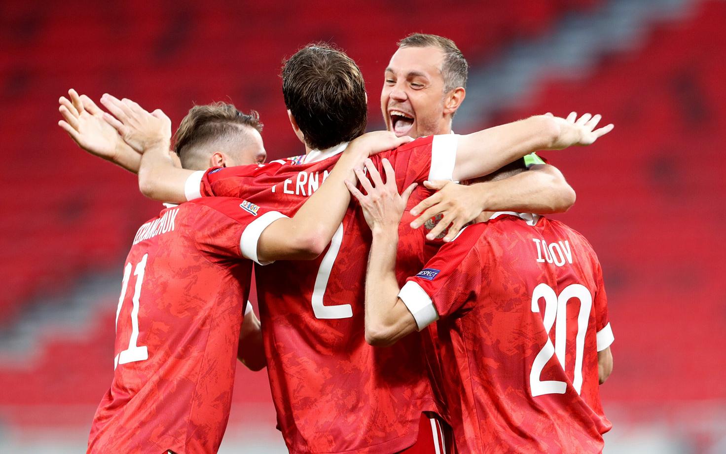 Футболисты сборной России празднуют гол Марио Фернандеса (№2).