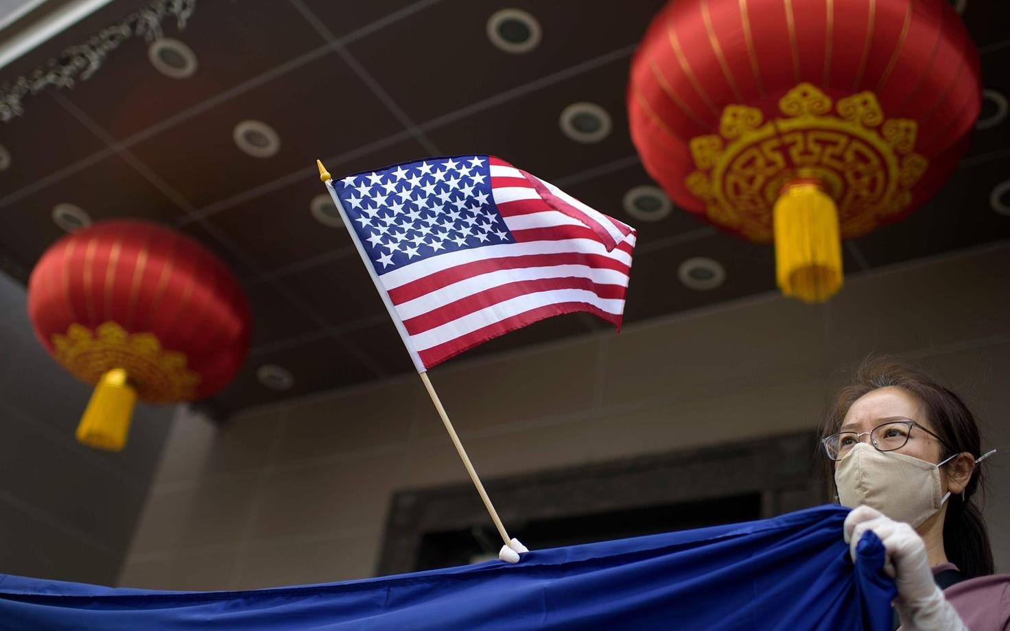 Meeleavaldaja Hiina konsulaadi ees Houstonis.