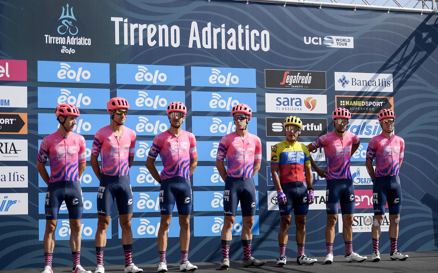 Tanel Kangert (vasakult kolmas) ja EF Pro Cycling meeskond