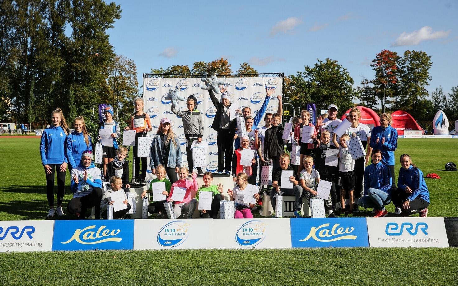 Urmas Sõõrumaa ja Kelly Sildaru lastevõistluse finalistide ja Tartu Kalevi klubi sportlastega