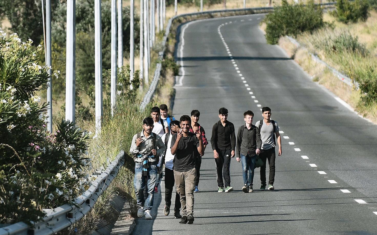 Sisserändajad Kreeka piiri lähedal.
