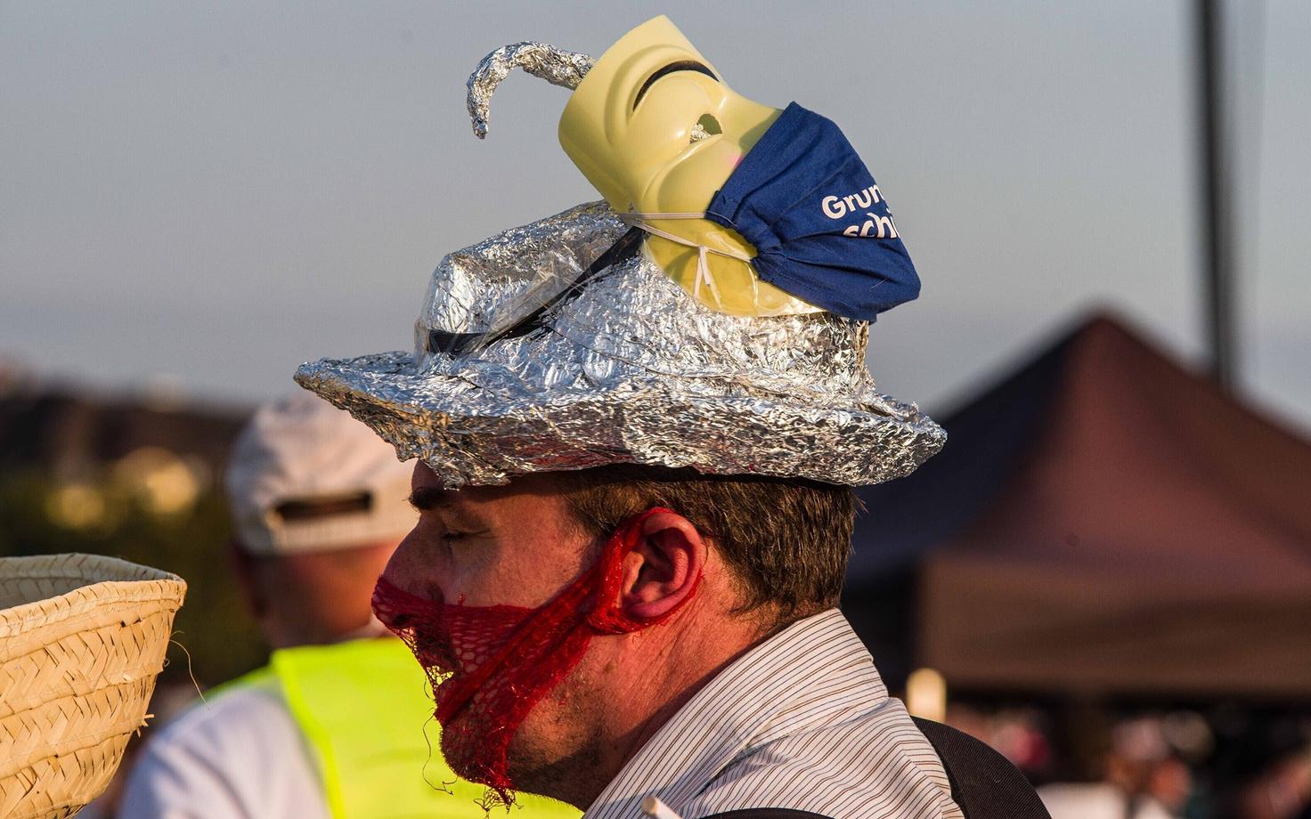 Kindlasti ei tohiks vandenõuteooriaid ära keelata või vandenõuteoreetikuid häbimärgistada, sest see võib tuua kaasa trotsi ja vandenõu-uskumuste süvenemist,