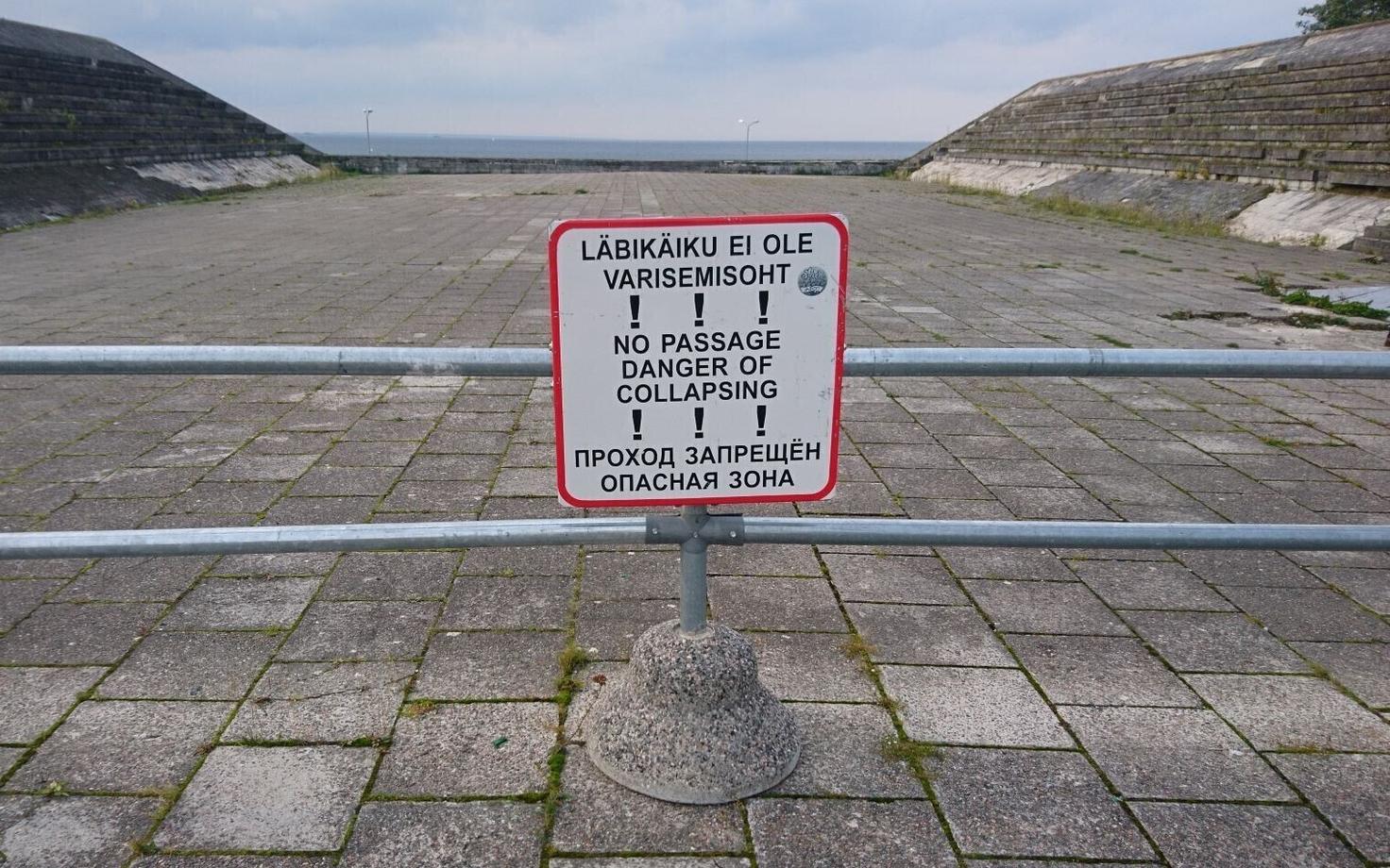 Hoiatussildid Maarjamäe memoriaali juures