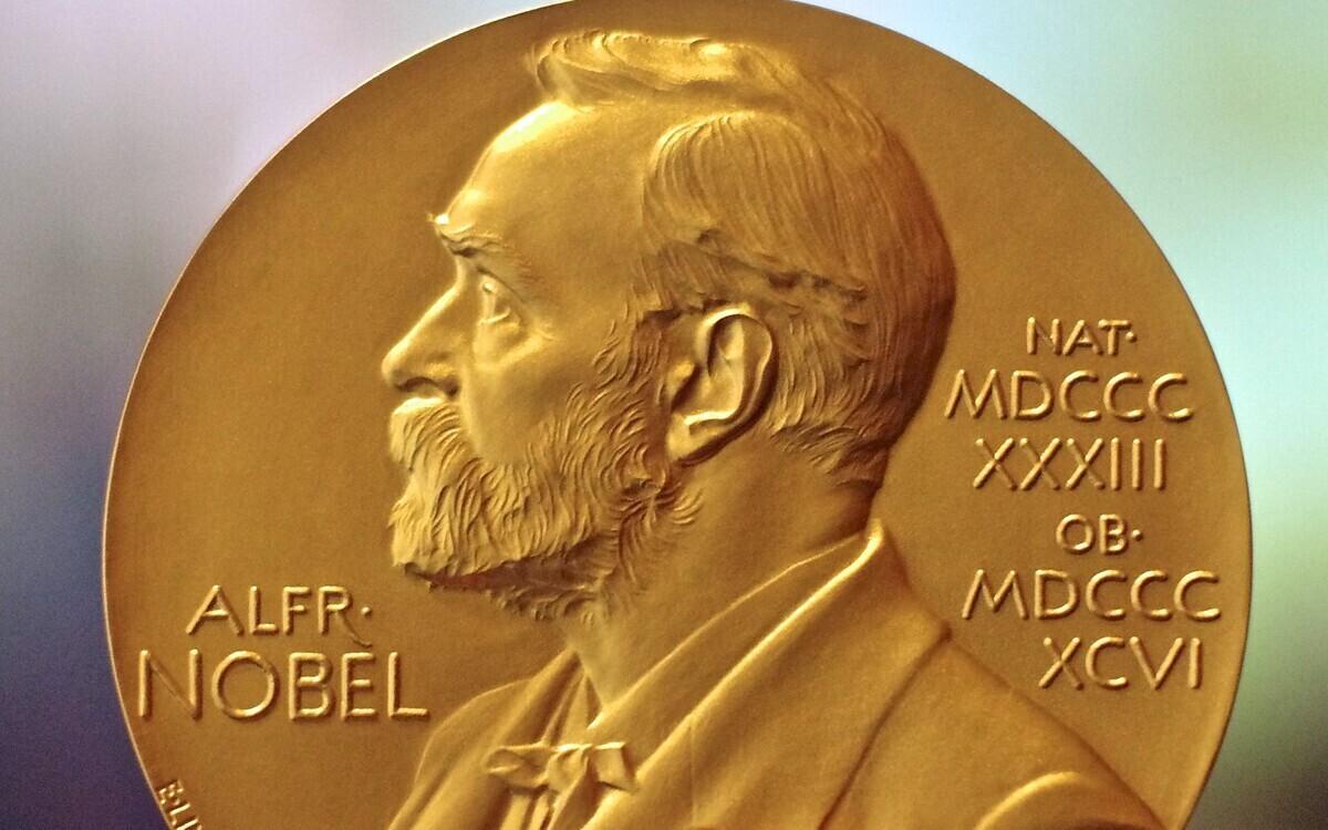 Медаль с изображением Альфреда Нобеля.