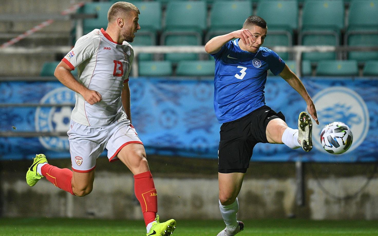 Артур Пикк (справа) в матче за сборную Эстонии.