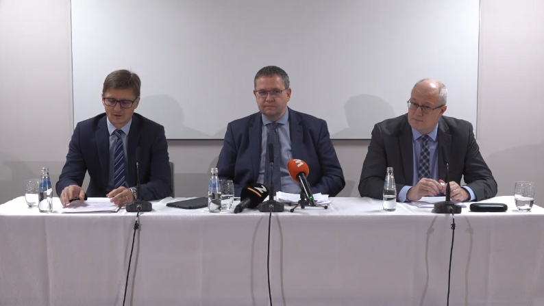 Riigikohtunik Ivo Pilving, riigikohtu esimees Villu Kõve ja riigikohtunik Heiki Loot pressikonverentsil