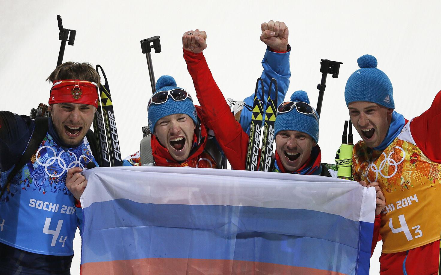 Venemaa laskesuusatajad rõõmustavad Šotsi OM-ilt pälvitud olümpiakulla üle. Jevgeni Ustjugov on paremalt teine