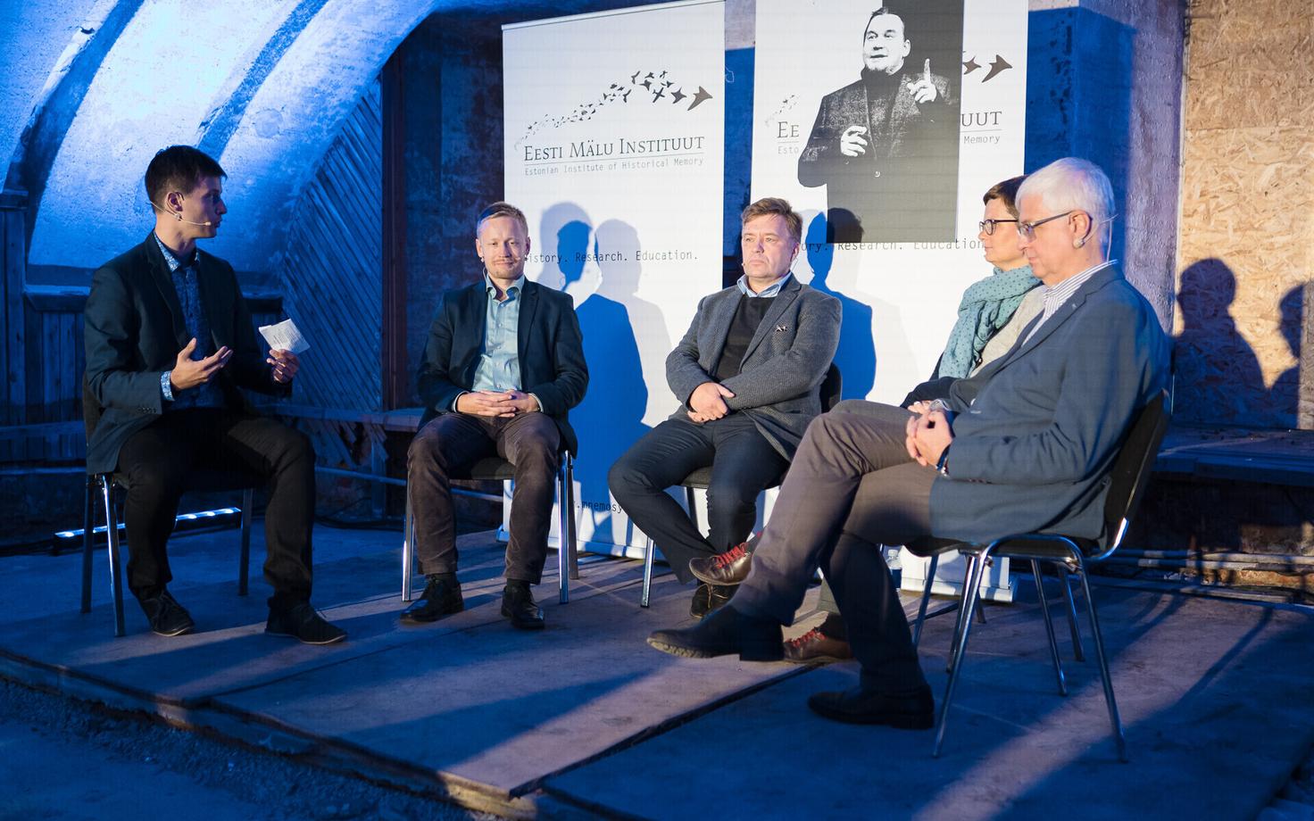 Joonas Hellerma, Kaarel Piirimäe, Toomas Hiio, Kirsti Jõesalu ja Tõnu-Andrus Tannberg Indrek Paavle artiklikogumiku esitlusel Patareis.