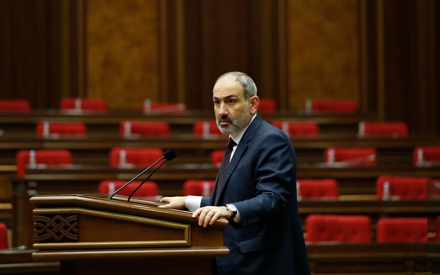Armeenia praeguse valitsuse juht Nikol Pašinjan parlamendi ees.