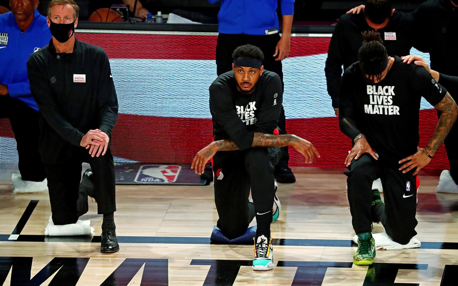 Carmelo Anthony (keskel)