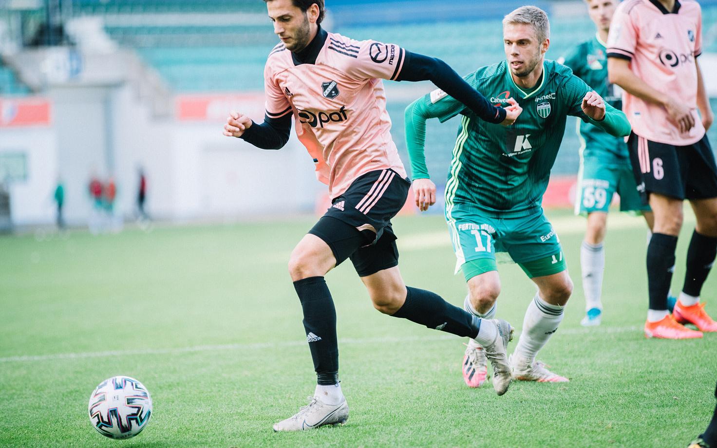 Футболисты