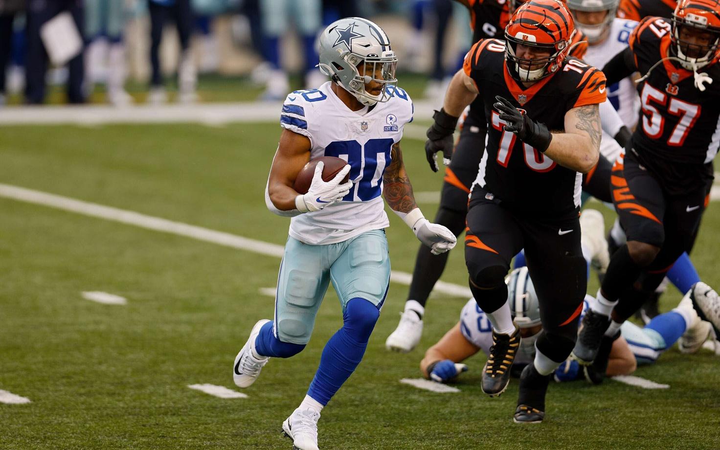 Dallase jooksja Tony Pollard põgenemas Margus Hundi (#70) eest.