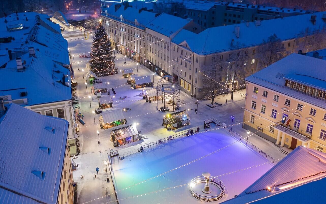 Tartu's Chirstmas Village of Light covered by snow in 2020.