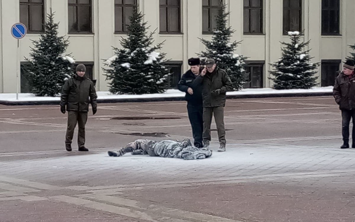 Miilitsatöötajad enesesüütaja ümber Minski keskväljakul.