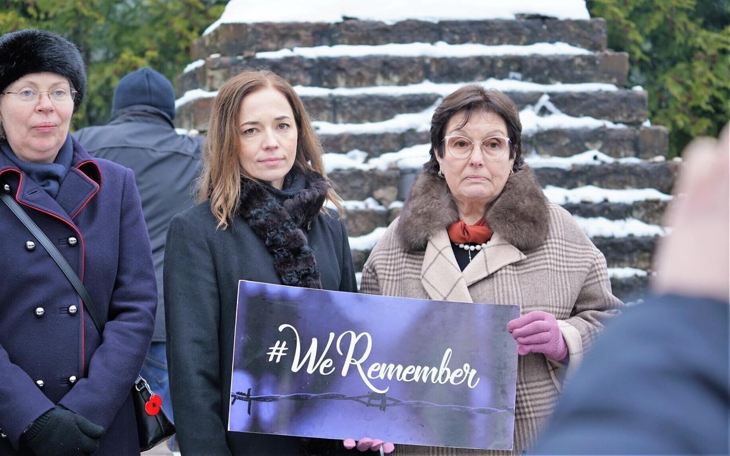 Eesti valitsuse esindajad osalevad iga aasta rahvusvahelise holokausti mälestuspäeval üritusel. Fotol keskel haridus- ja teadusminister Liina Kersna tänavu 27. jaanuaril. Temast paremal Alla Jakobson.