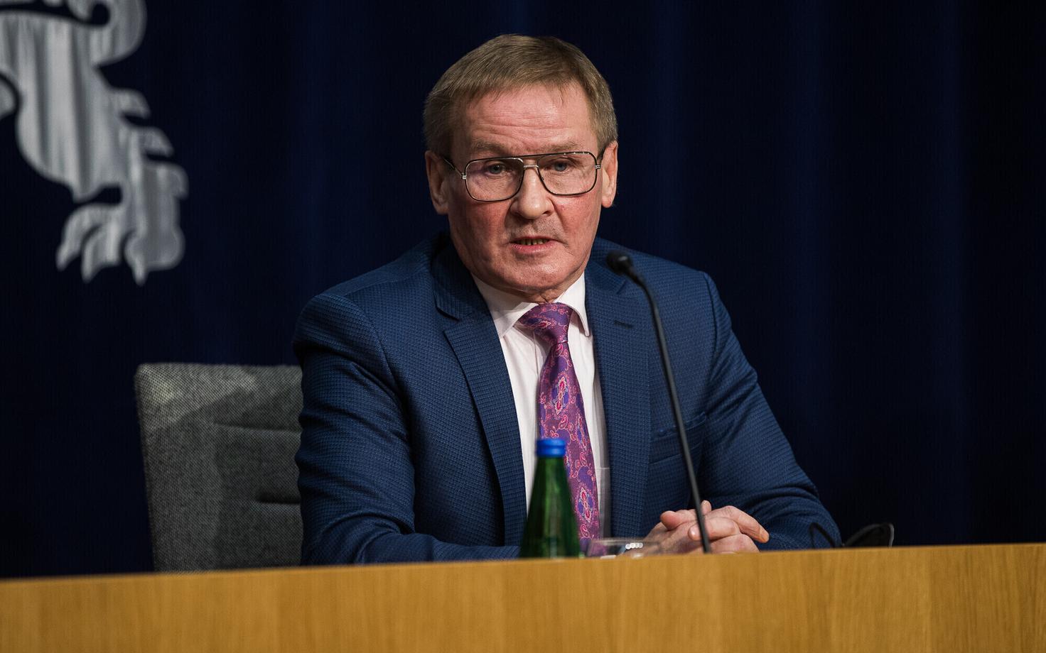 Minister of Public Administration Jaak Aab (Center) at a recent government press conference.