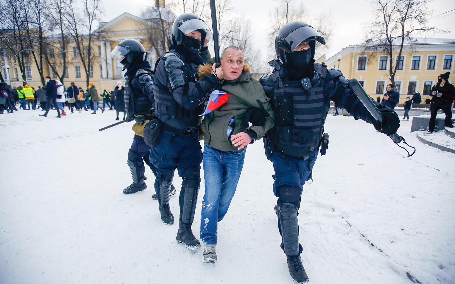 Vene politseinikud vahistamas opositsiooniliidri Aleksei Navalnõi toetajat.