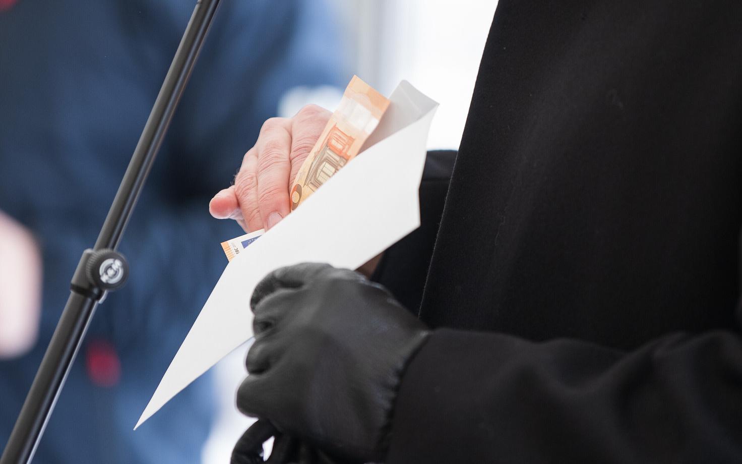 Зарплата в конверте. Иллюстративная фотография.