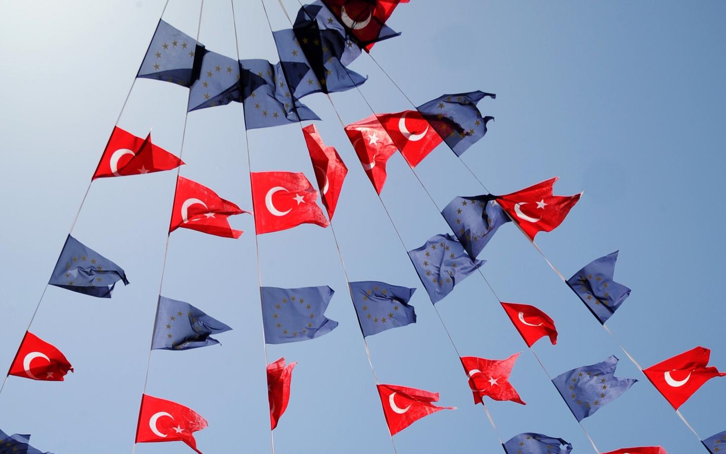 Türgi ja Euroopa Liidu lipud.
