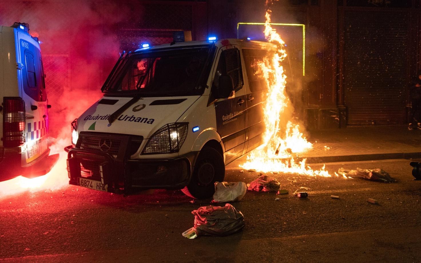 Põlema pandud Barcelona politseiauto