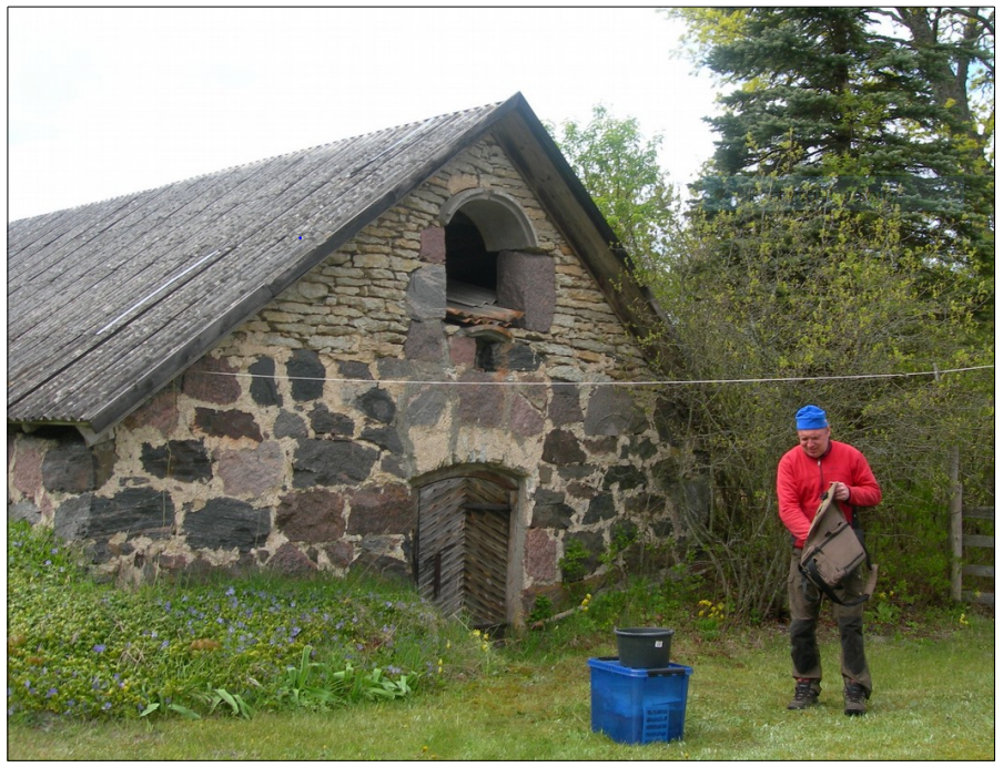 Eesti Geoloogiateenistuse meregeoloogia ja geofüüsika osakonna juhataja Sten Suuroja vanasse kartulikeldrisse rajatud seismojaama juures.
