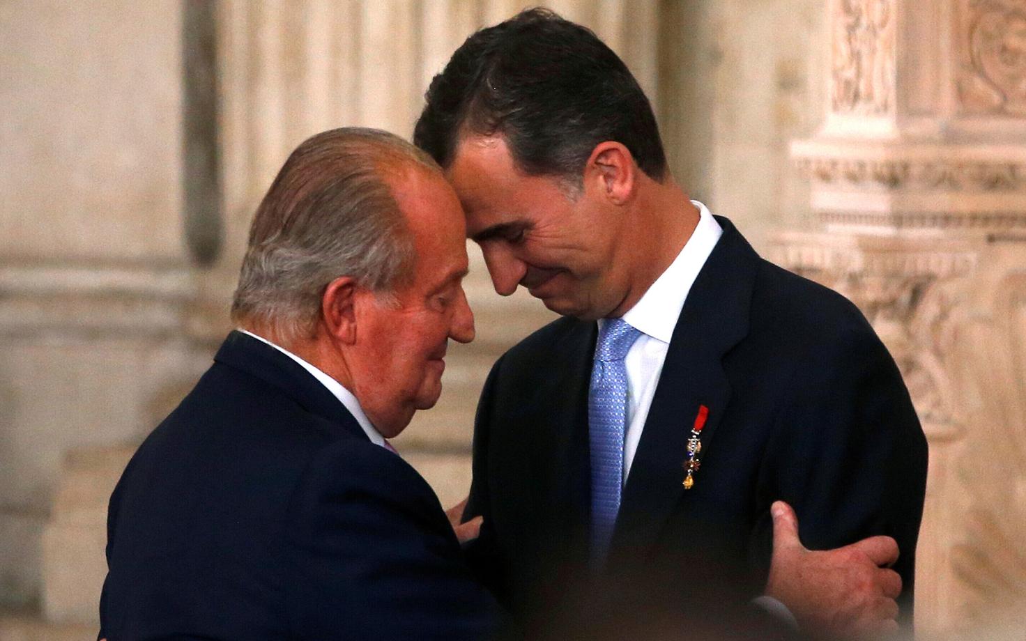 Hispaania endine kuningas Juan Carlos (vasakul) ja tema poeg kuningas Felipe(paremal)