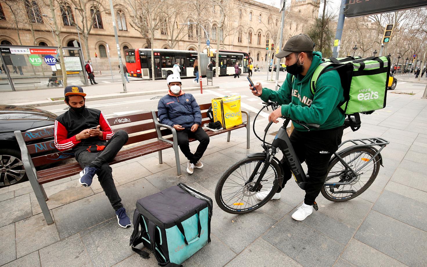Glovo, UberEatsi ja Deliveroo toidukullerid Barcelonas.