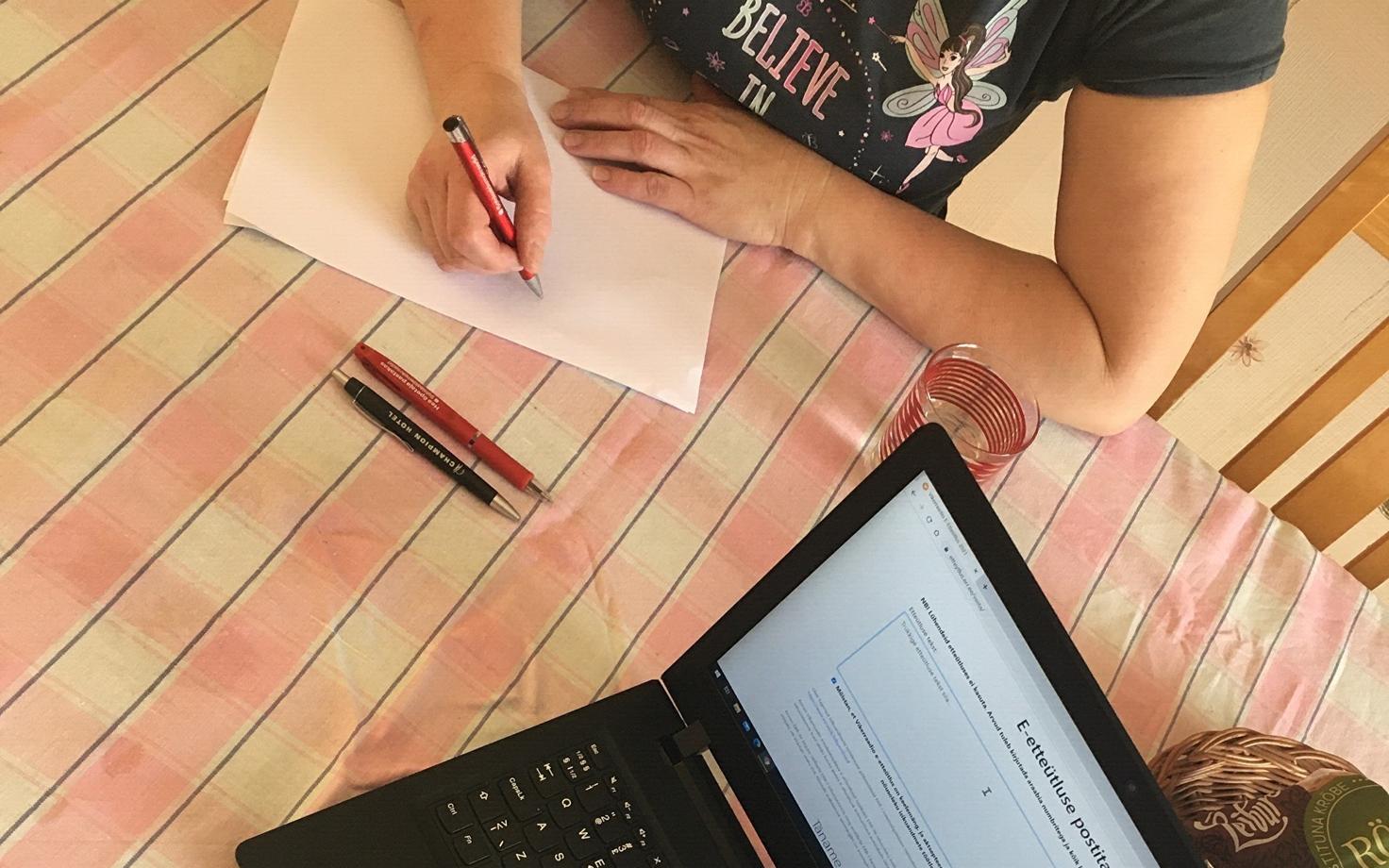 Birgit kirjutamas lapsega etteütlust