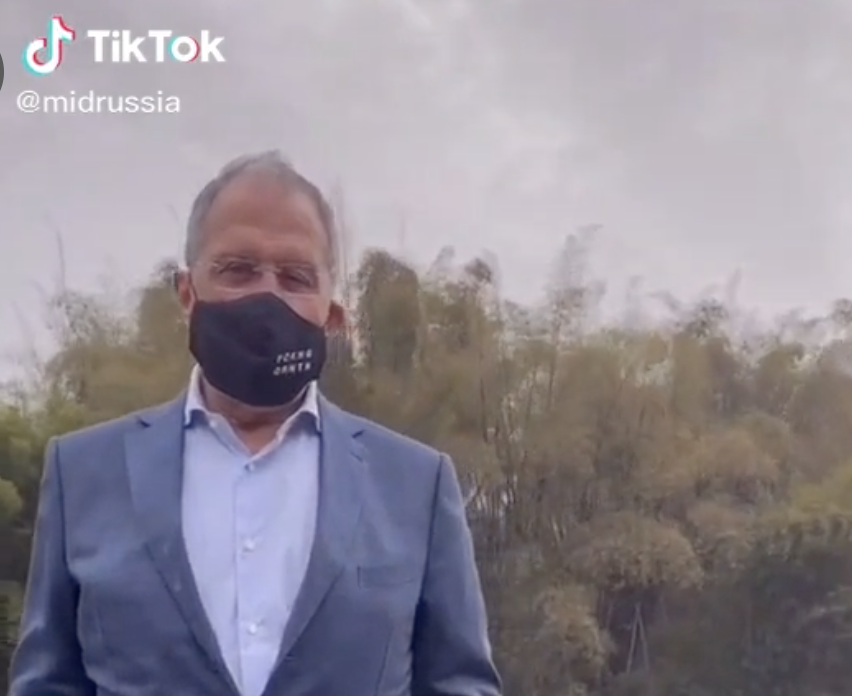 Sergei Lavrov karantiinivastase kirjaga maskis, kaader Venemaa välisministeeriumi sotsiaalmeediakontol avaldatud videost.