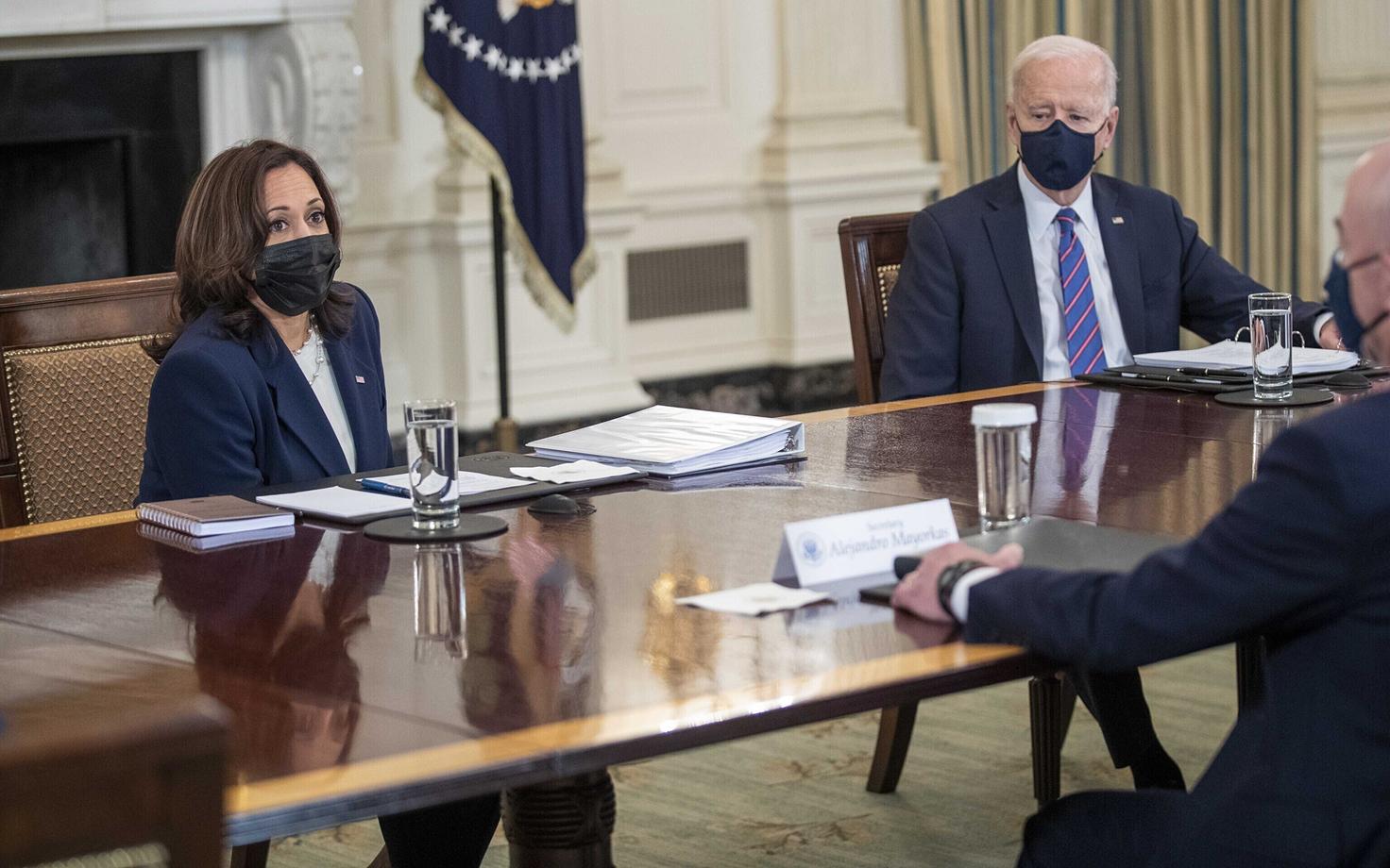 Kamala Harris ja Joe Biden kohtumisel sisejulgeoleku juhi Alejandro Mayorkassega.