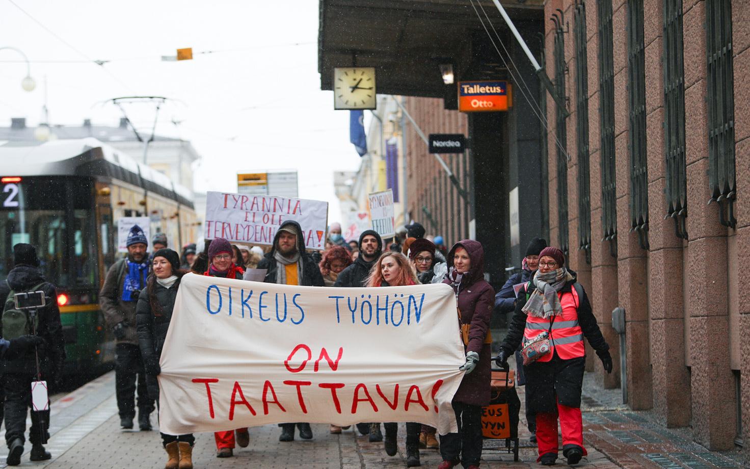 Koroonapiirangute vastane meeleavaldus Helsingis 20. märtsil.