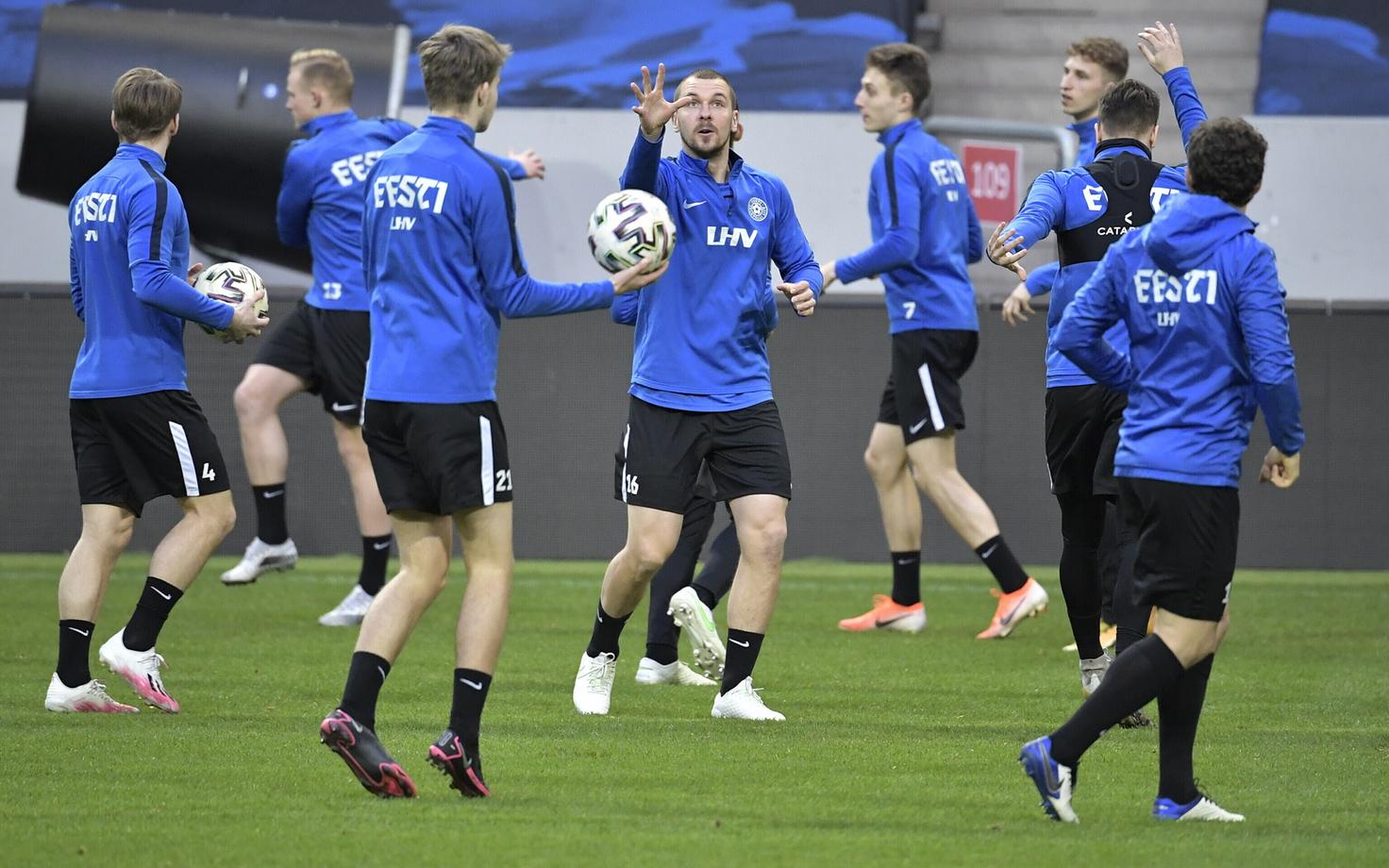 Сборная Эстонии по футболу на тренировке.
