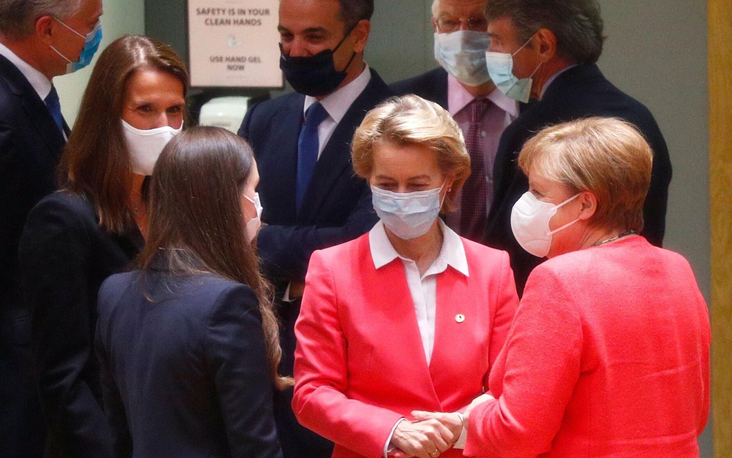 Soome peaminister Sanna Marin koos Saksamaa kantsleri Angela Merkeli ja Euroopa Komisjoni juhi Ursula von der Leyeniga