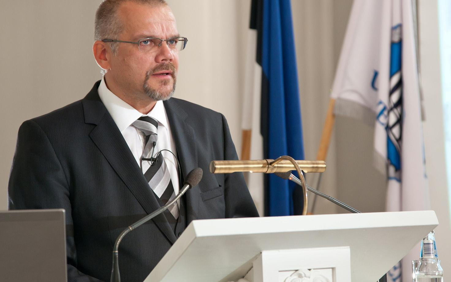 Arne Merilai on Tartu ülikooli eesti kirjanduse ja rahvusteaduste professor.