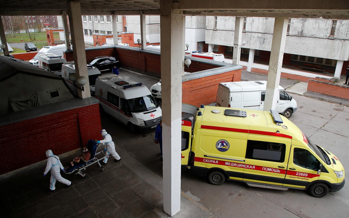Koroonapatsiente haiglasse toimetavate kiirabiautode ummik Peterburi haigla ees mullu novembris
