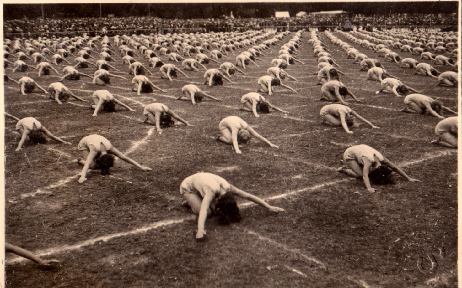 Naisvõimlejate esinemine 17. juunil 1934. aastal I Eesti Mängude võimlemispeol.88