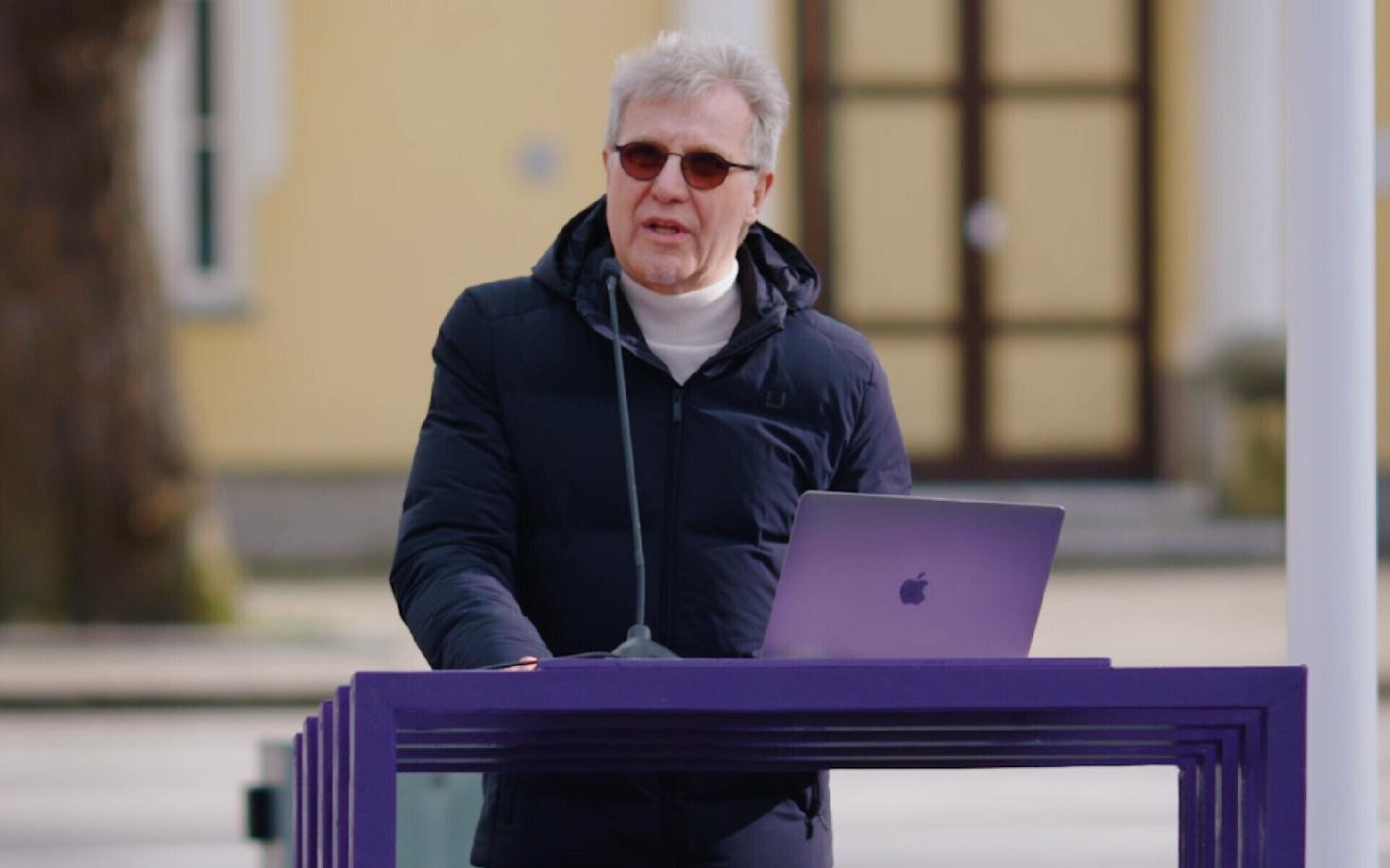 Jaak Valge Paide keskväljakul.