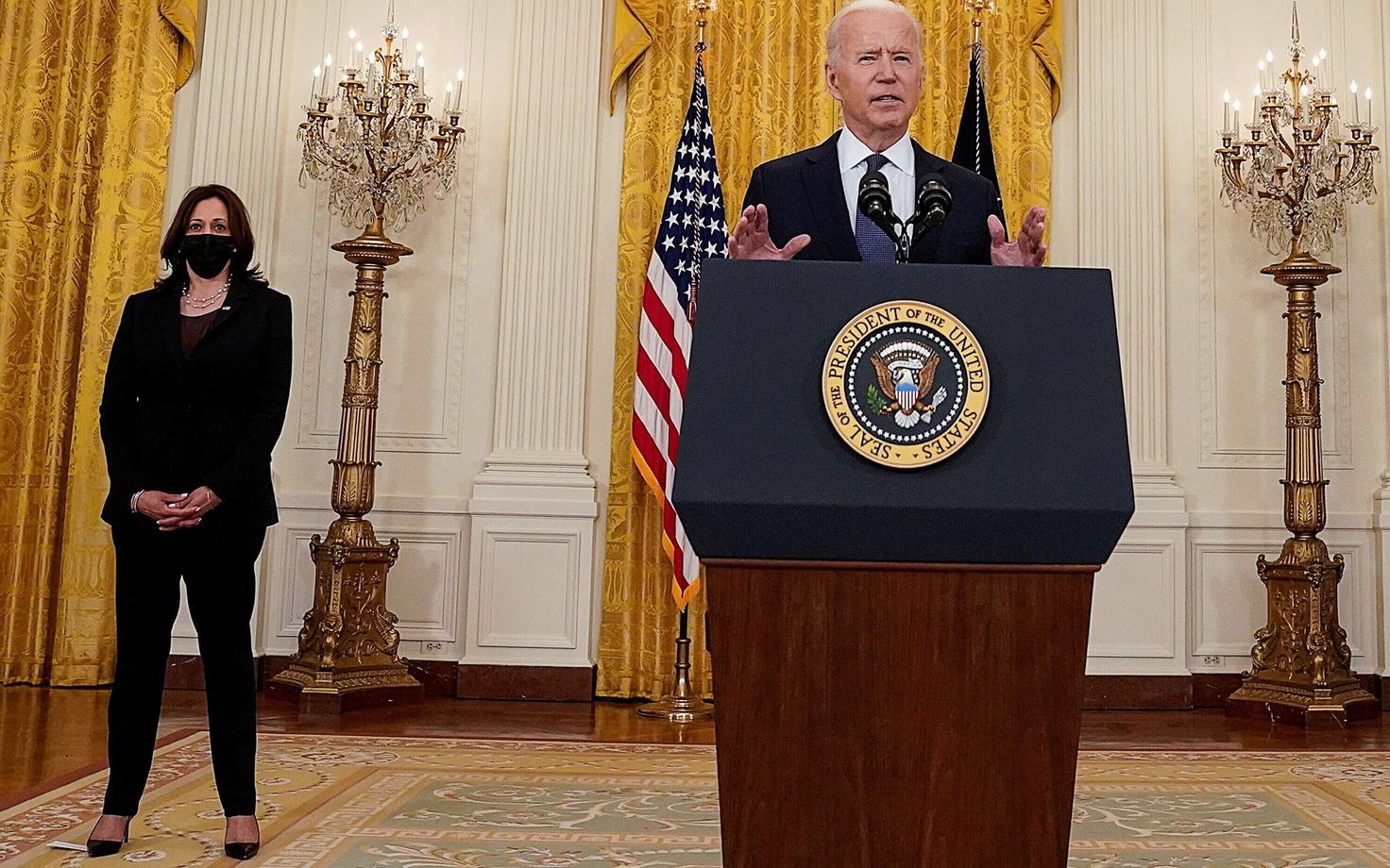 Joe Biden Valges Majas, taustal Kamala Harris.