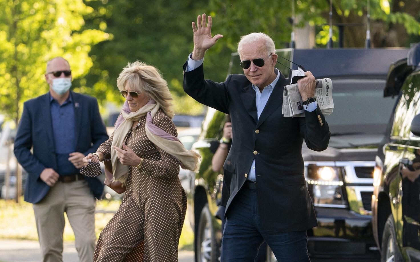 Joe Biden abikaasaga Valge Maja juures kopterisse siirdumas.