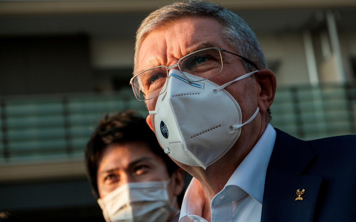 Maskiga Thomas Bach eelmise aasta novembris Tokyo külastusel.