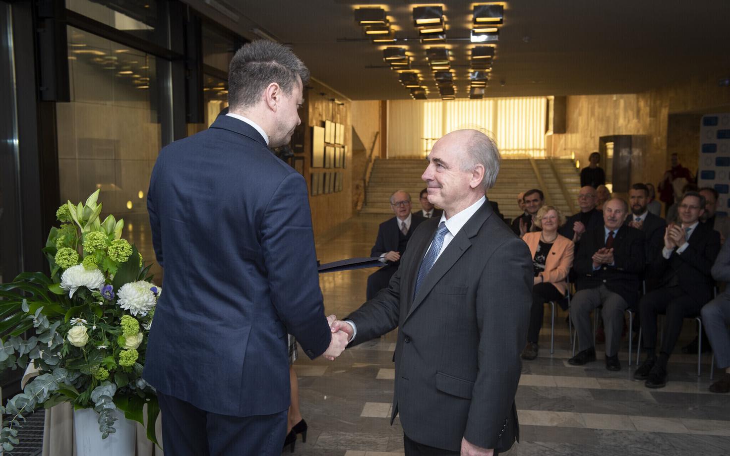 Clyde Kull välisministeeriumi teeneteristide jagamisel veebruaris 2020.