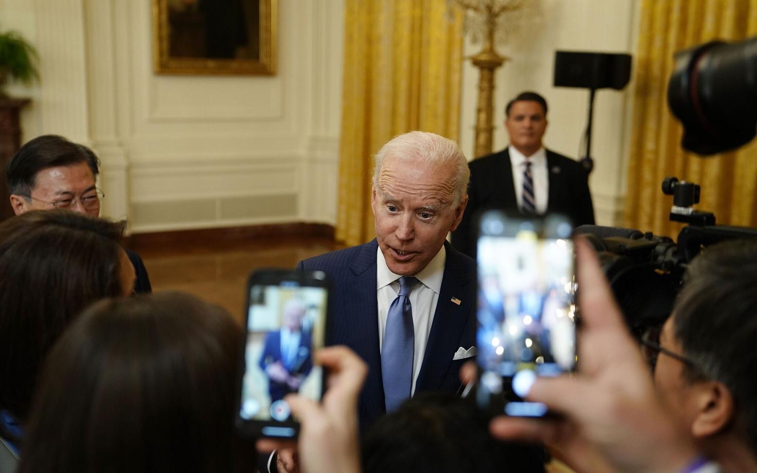 Joe Biden Valges Majas ajakirjanikega suhtlemas.