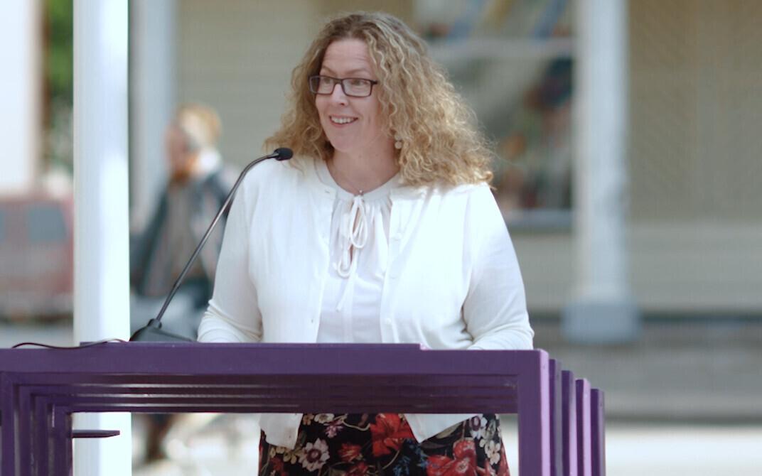 Aveliina Helm Paide keskväljakul.