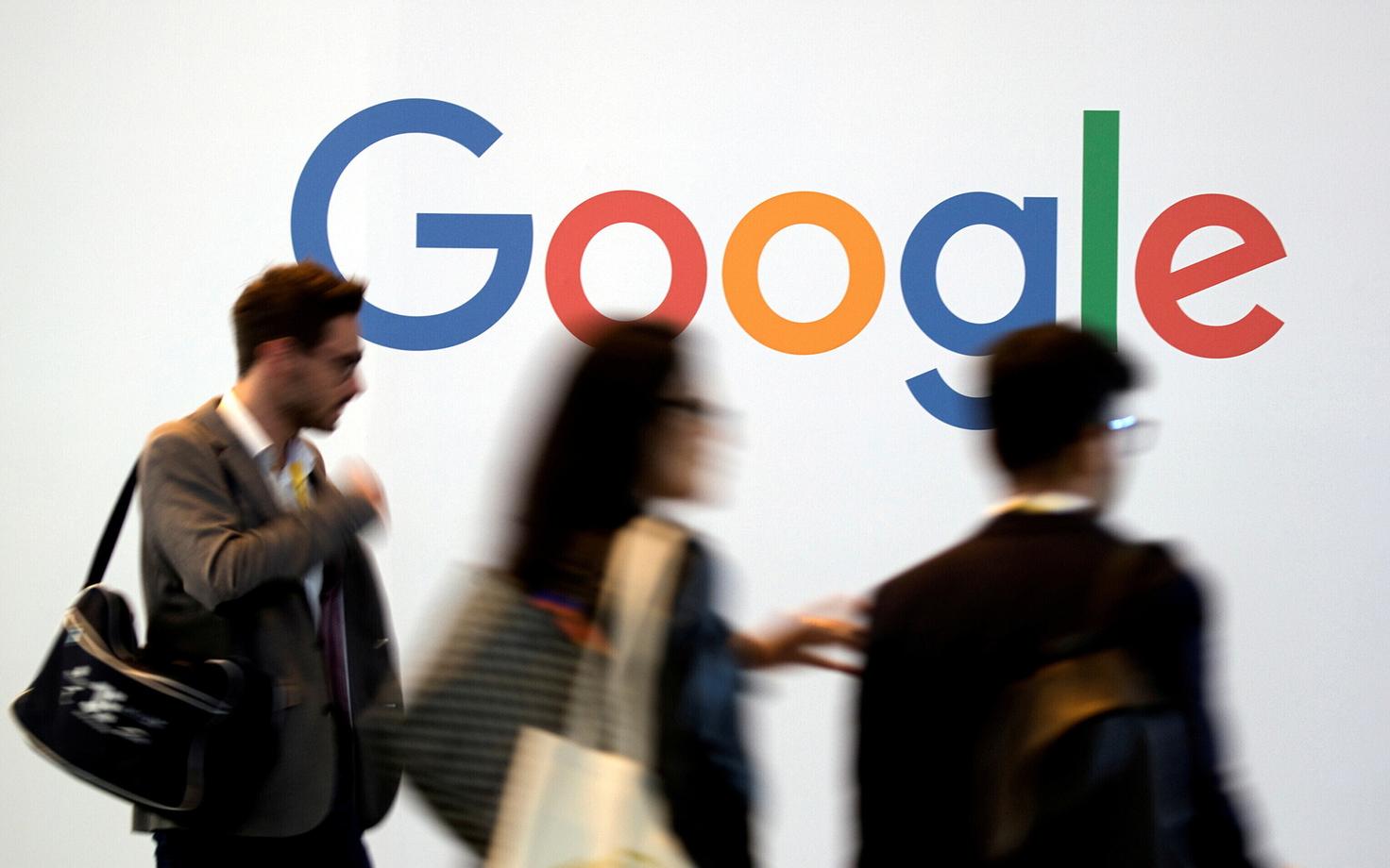 Google´i logo inimeste taustal.