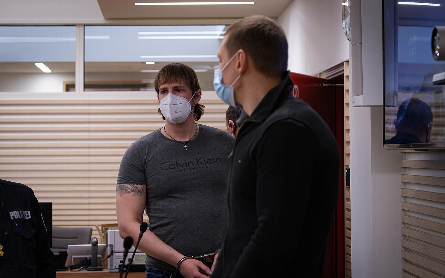 Роман Глуховченко (слева) и Илья Гайдаленко в зале суда.