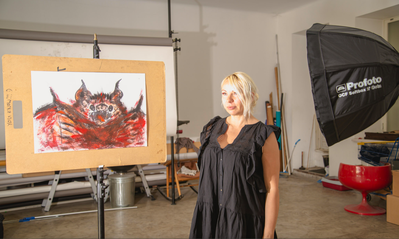 Мерле Лухаэар cо своей работой.