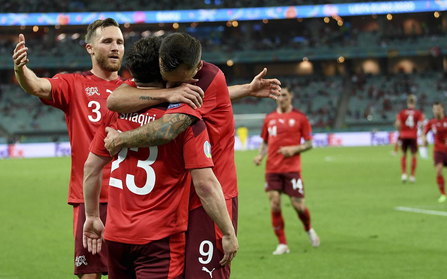 Сборная Швейцарии пробилась в 1/8 финала.